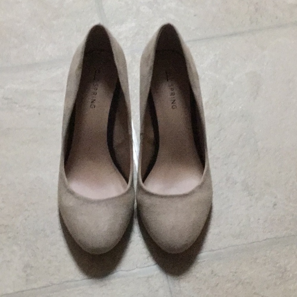 Never worn tan suede heels